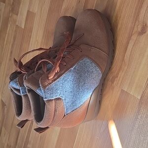 Sorel Tan and Gray Lace Up Boots